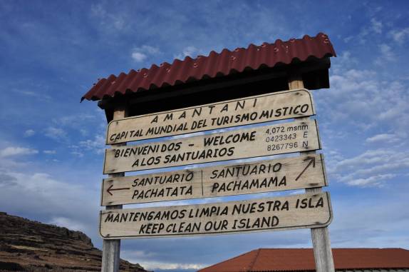 Placa informativa no caminho para as montanhas e santuários da ilha de Amantani, no lago Titicaca, no Peru